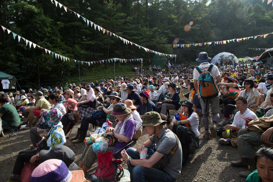 アトミックカフェでSEALDSの奥田愛基が出る直前のジプシーアバロン。明らかに人が多い。