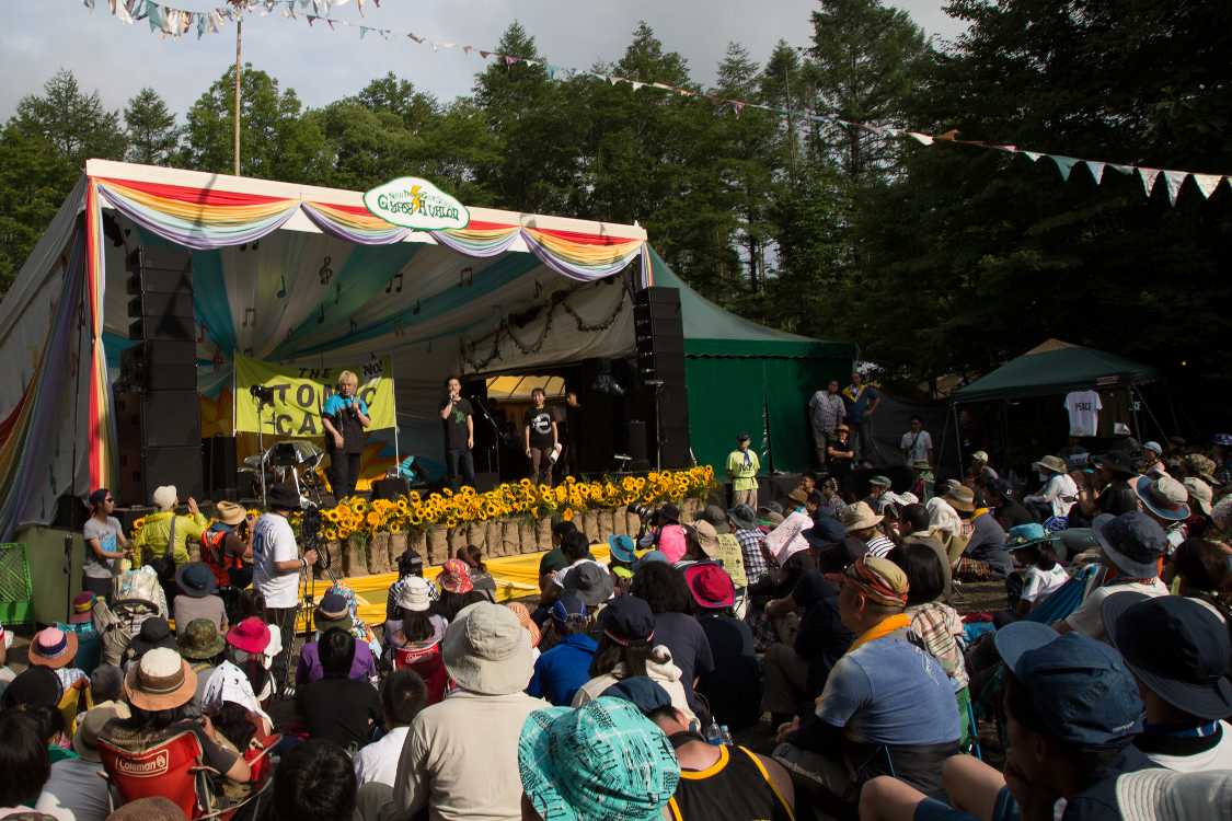 津田と奥田の対談の途中、舞台下から客が個人的主張を申し出ました。津田の想定外だったとみられます。彼はまず「お前らは口だけで何も行動していない。選挙に出て政治家になっていないし原発の前にも行っていない」という趣旨の主張をしますが、奥田は「24歳なので被選挙権はまだない」等と返答。そこで彼は個人的主張を述べます。「社会を変えるには選挙に行かないことだ。誰も選挙に行かないと政治家の正統性が失われるので、政治家が変わらざるをえなくなる。選挙に行くのは無駄だ」。これに対し奥田は「選挙に行かないと選挙に行く人だけの政治が行われ、今よりもさらに自民党、公明党の政治になる。一人一人が選挙で意思表示をした方がいい」と応えました。