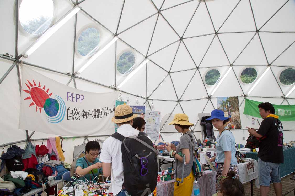 NGOドームでよく利用されるスマホ充電のコーナー。