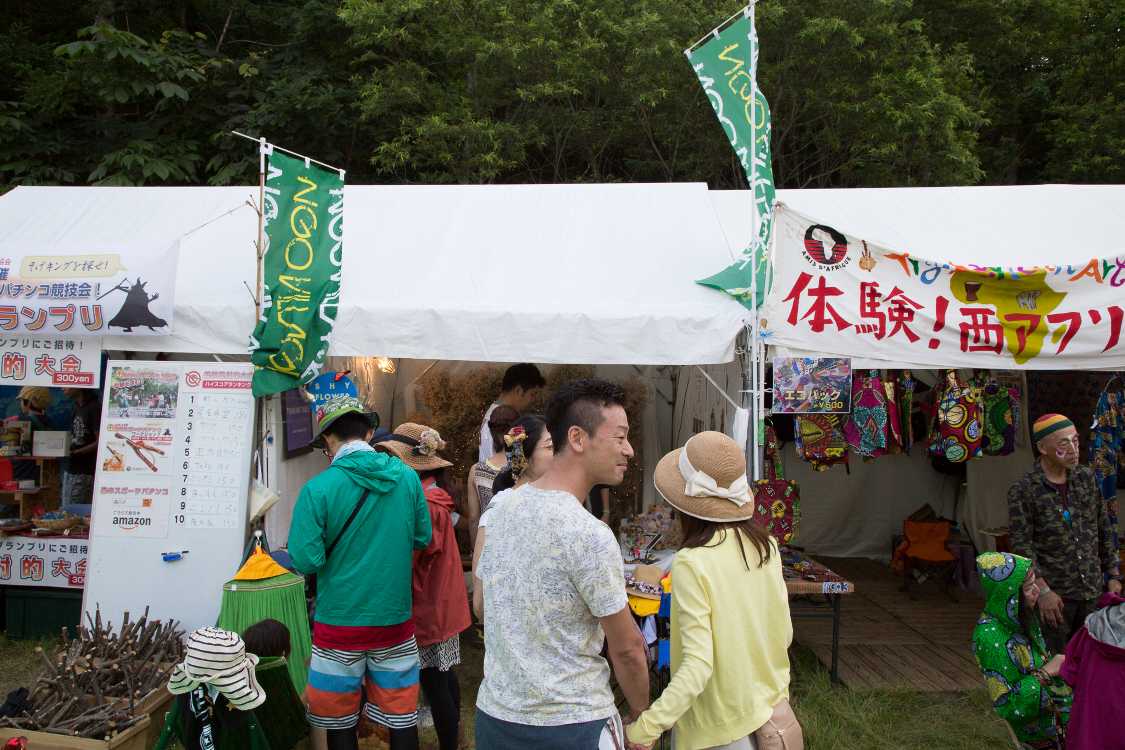 シャイフラワープロジェクト。活動の趣旨は廃棄される花を別の形で再生することですが、花とは人間だという含意は多分あるでしょう。