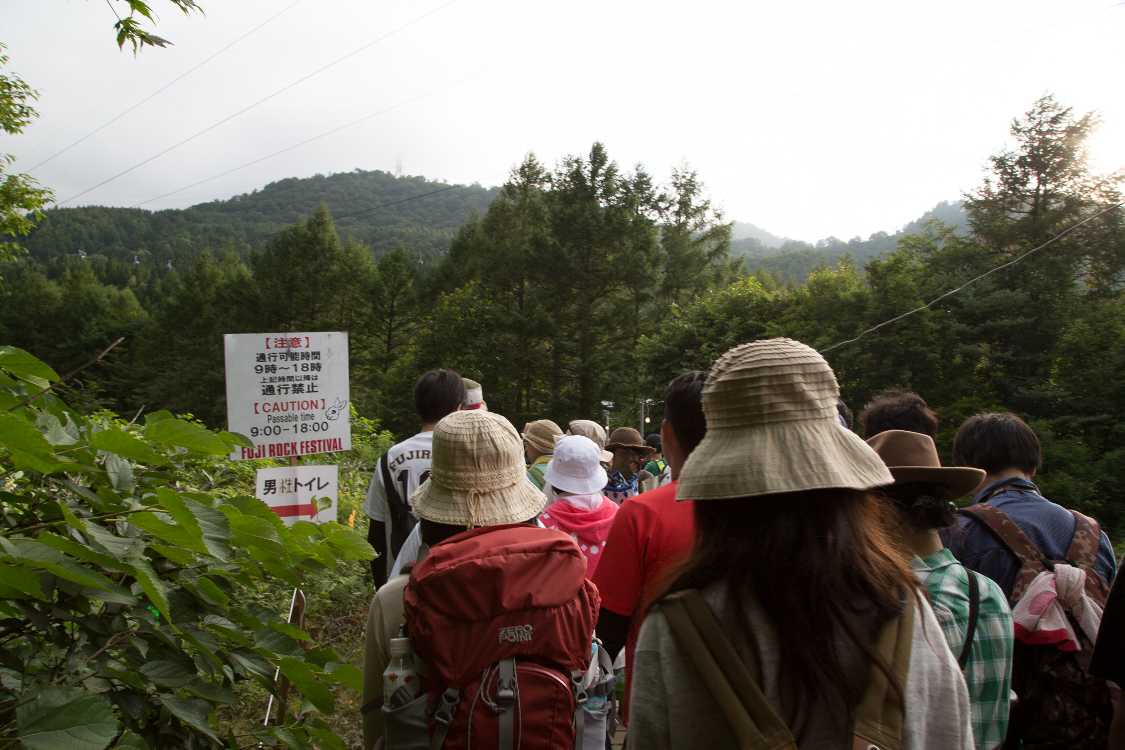 ホワイトステージ後方からグリーンステージへ向かうボードウォーク。