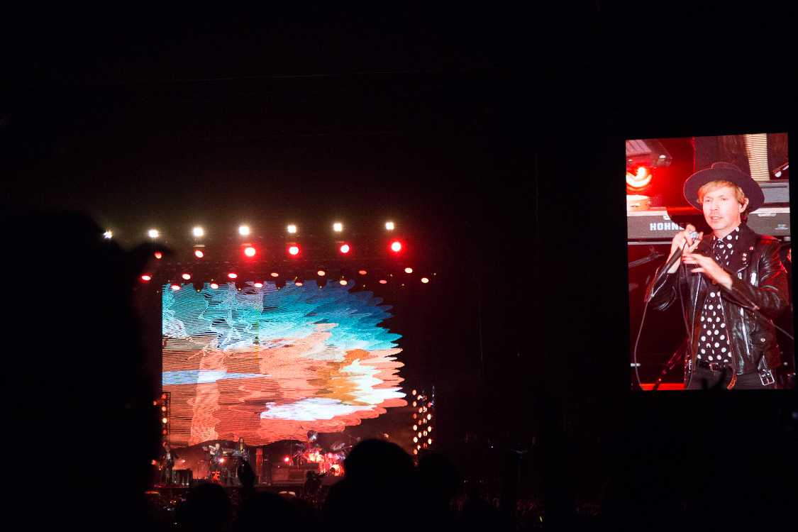 ベック。20年以上にわたって一線で活動しているので、曲はヒット曲ばかりでした。「ルーザー」を3曲目で披露。