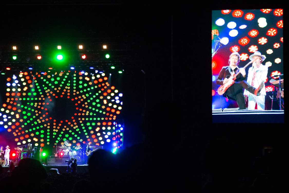 ギターはジェリーフィッシュのジェイソン・フォークナーでした。キーボードもジェリーフィッシュのロジャー・ジョセフ・マニング・ジュニア。