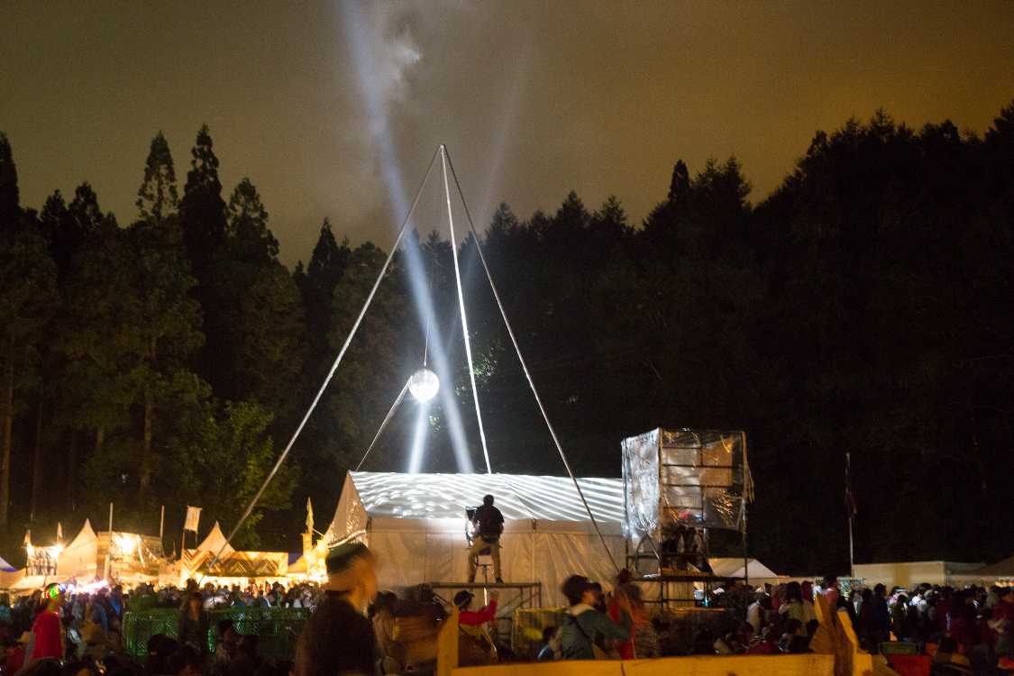 フィールド・オブ・ヘブン中央のミラーボールに光を当てる人。