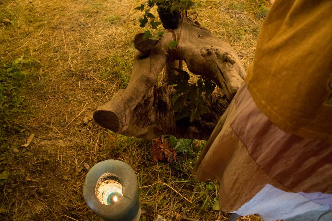 ろうそくの中の深いところで火がついています。