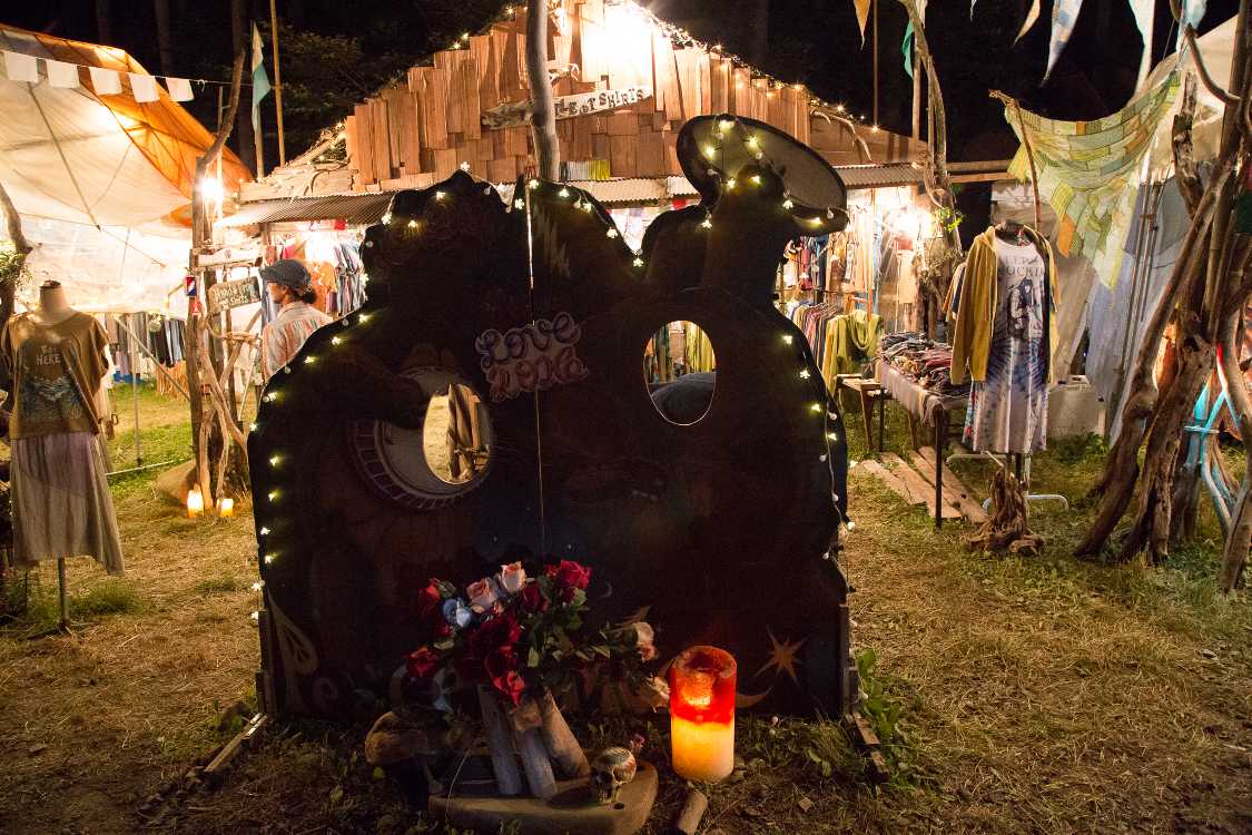 スロータートルの穴あき看板。