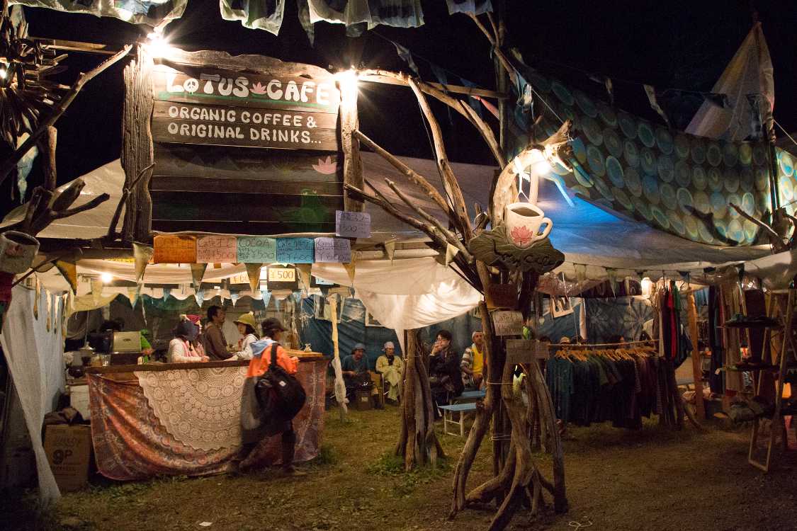ロータスカフェ。座席があるカフェとして貴重。