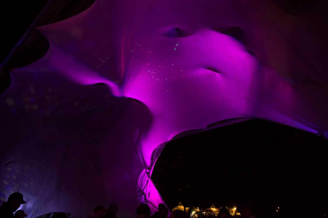 ゲートの真下。細かい光も照射されています。