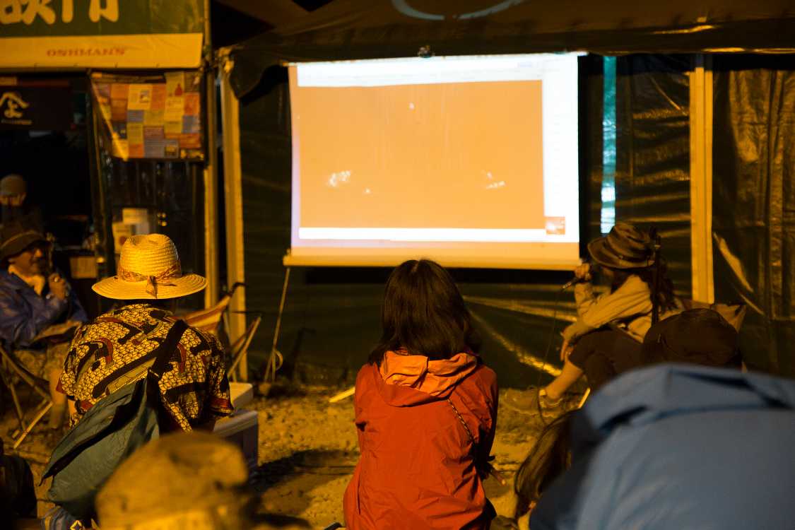 フジロックの公式サイトのタイムテーブルを見ながら、随時アーティスト動画も流します。