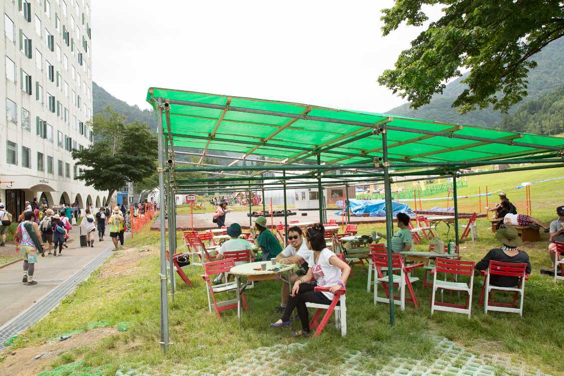 臨時に設けられたとみられるテーブル席。