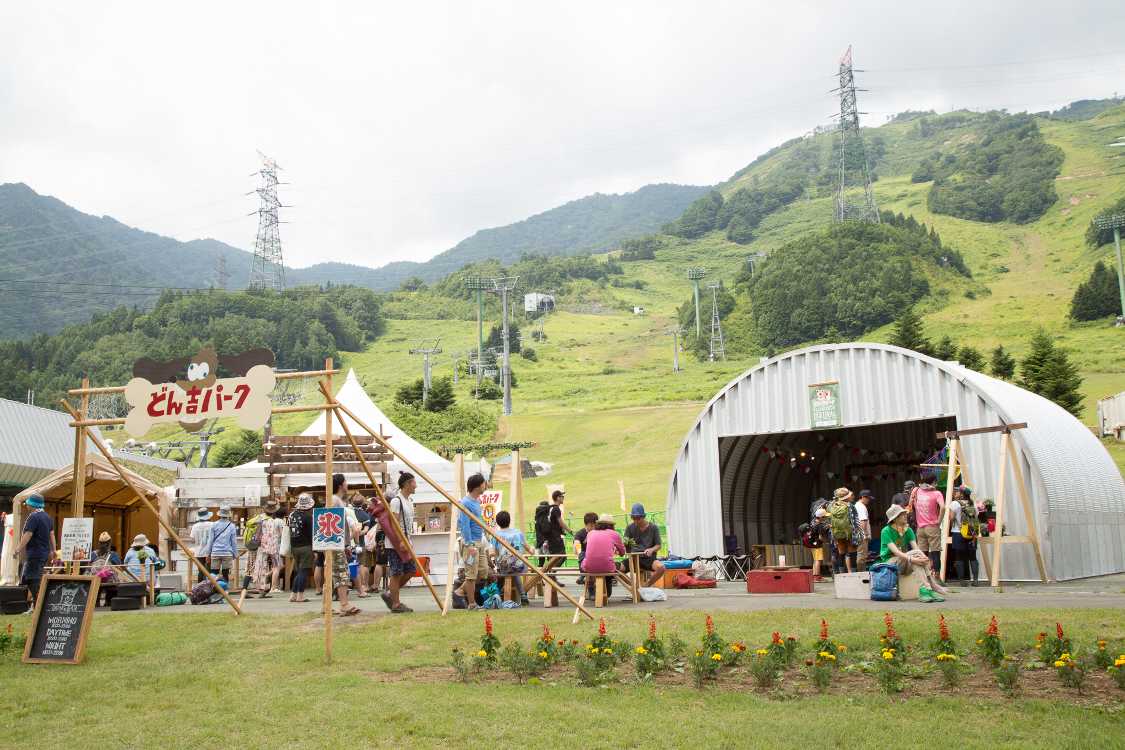 右側のドームは今年から設置。