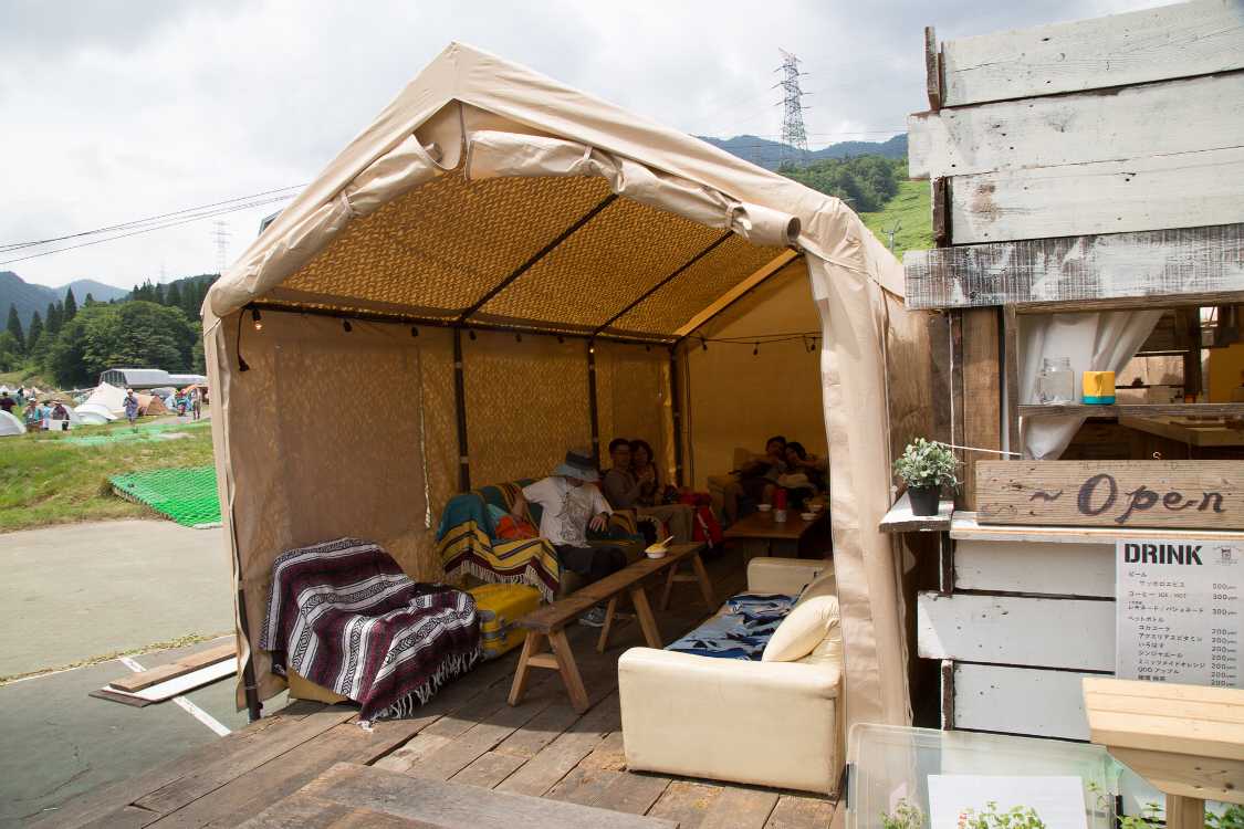 バーの客用とみられるソファとテーブル。