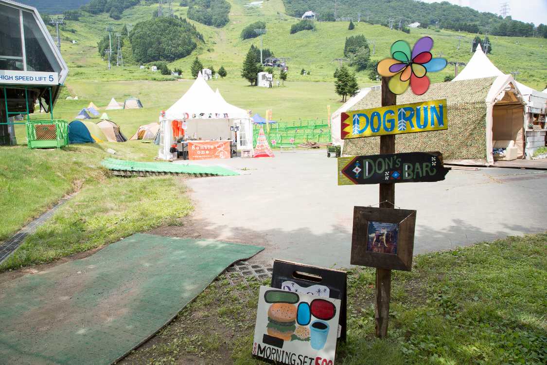 ピラミッドガーデン側の案内板。