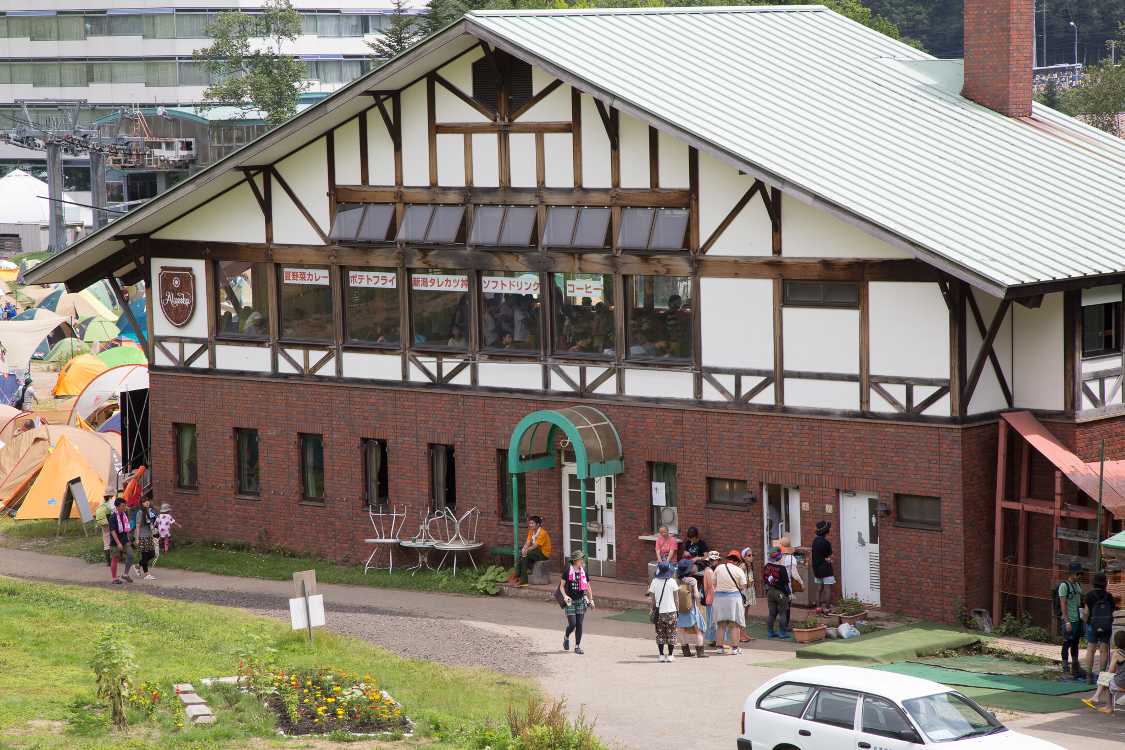 ドイツ風建築のレストラン「アリエスカ」。