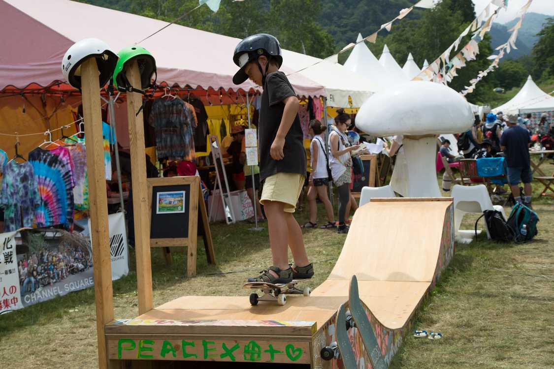 スケートボードの子ども用体験ランプ。