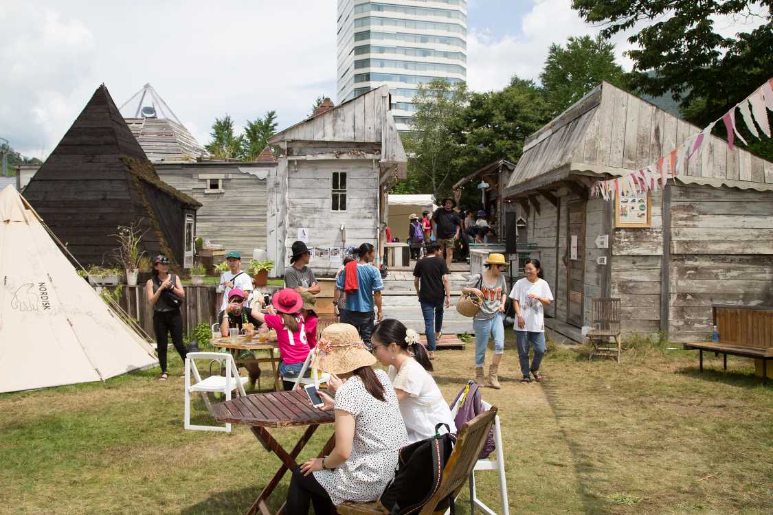 バーの窓口の位置が変わり、入り口は坂ではなく階段になりました。坂は雨で濡れると滑るからでしょう。