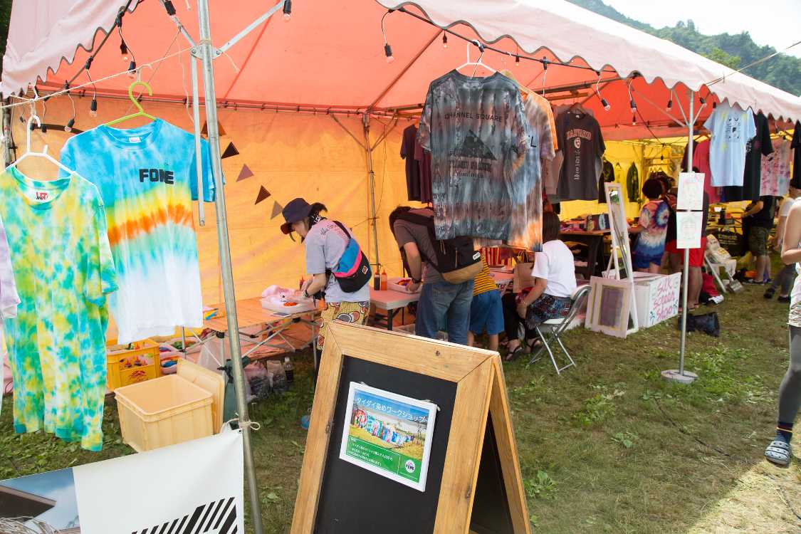 Tシャツを染める店。デザインはフィールド・オブ・ヘブンに似ています。