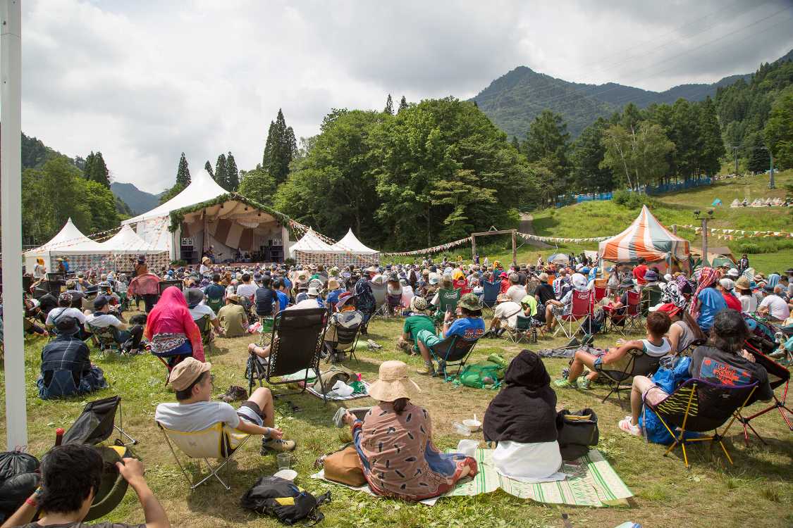 持参のいすも使われますが、ロゴスの高級いすも置かれています。