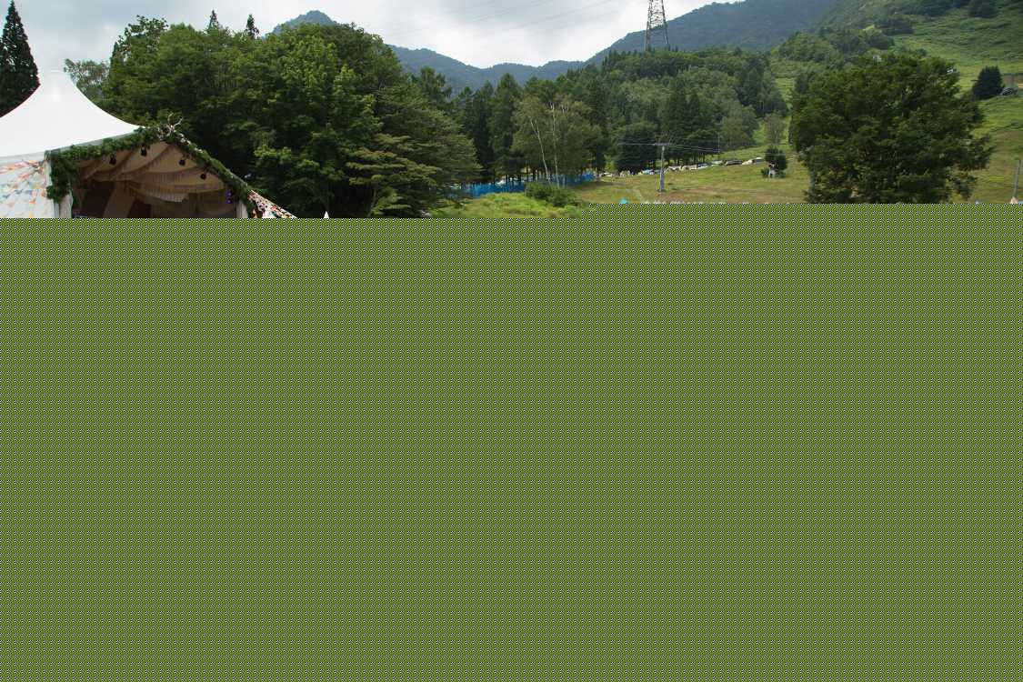 ピラミッドガーデンができた当初は昼でもこれほど多くは集まりませんでしたが、バスツアー専用キャンプサイトができたころから人が増えました。