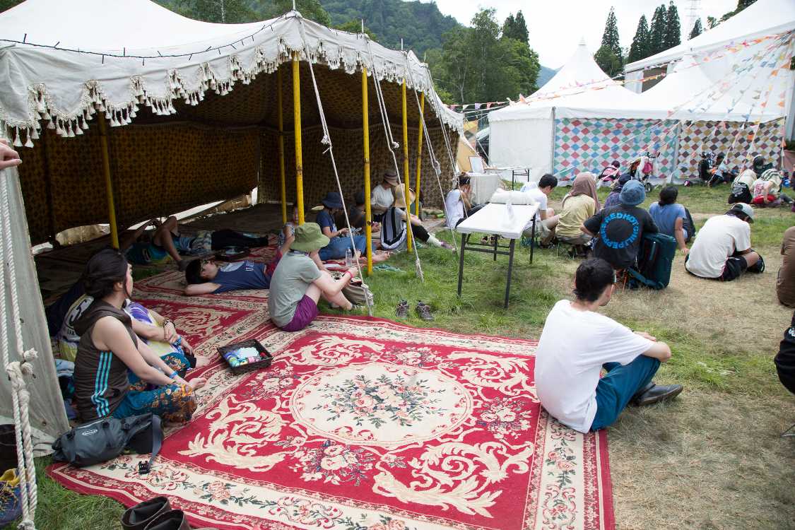 ステージ脇のじゅうたん。