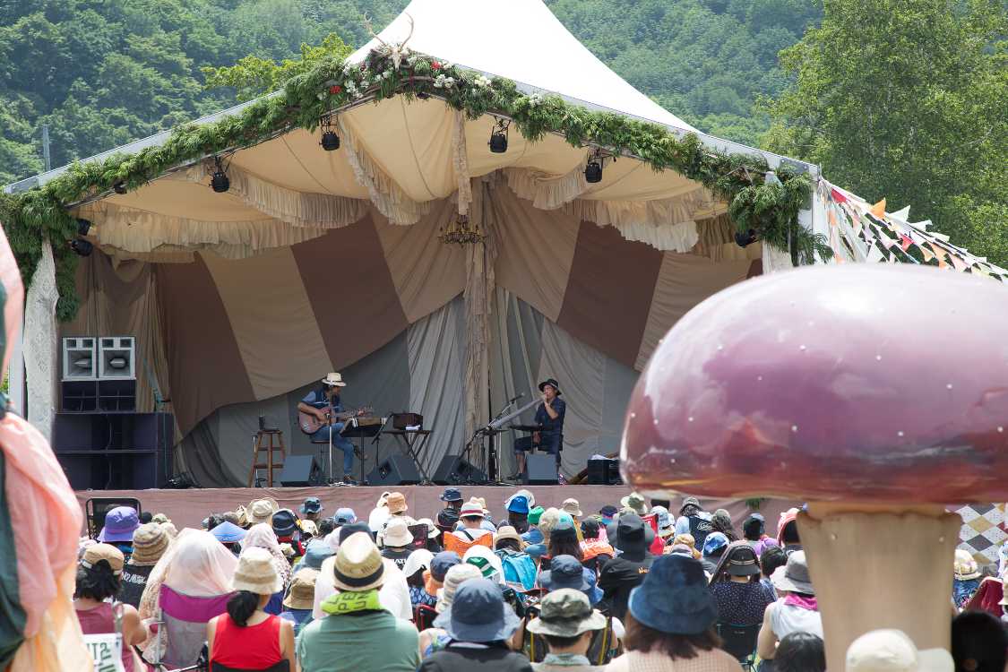 他のステージの出演者がアコースティック楽器で出演したり、ソロで出演したりします。