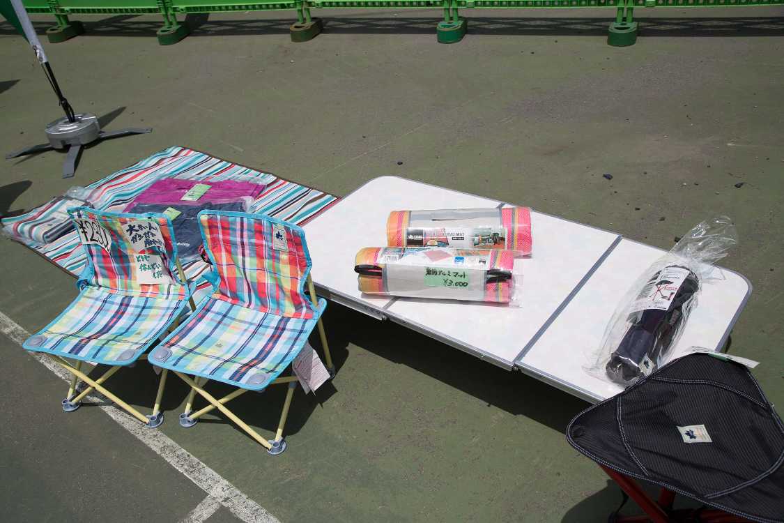 いす、マット、ペグ、カラビナ等も販売しているので、およそキャンプに必要な物は揃います。