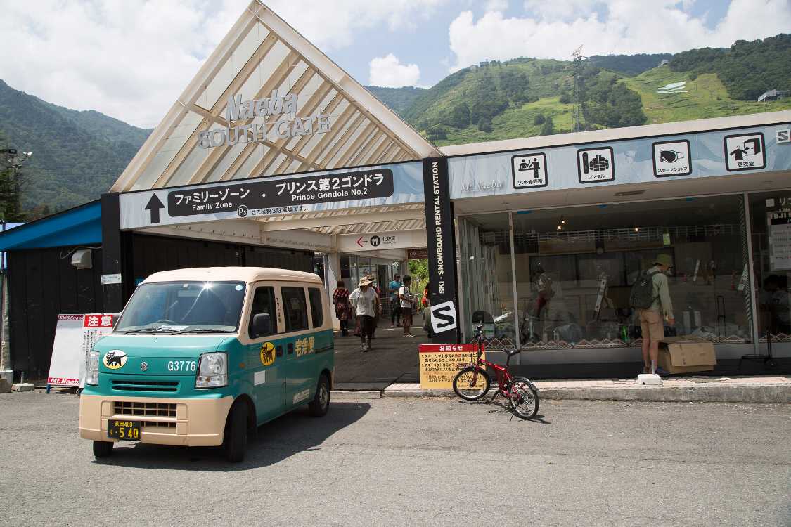 ピラミッドガーデンへの入り口。ちょうどヤマト運輸の車でふさがれていました。