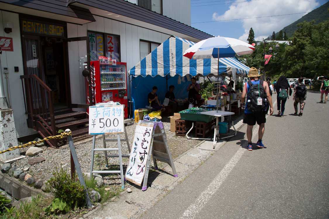 場外への途中にある苗場旅館街。臨時の店もありました。