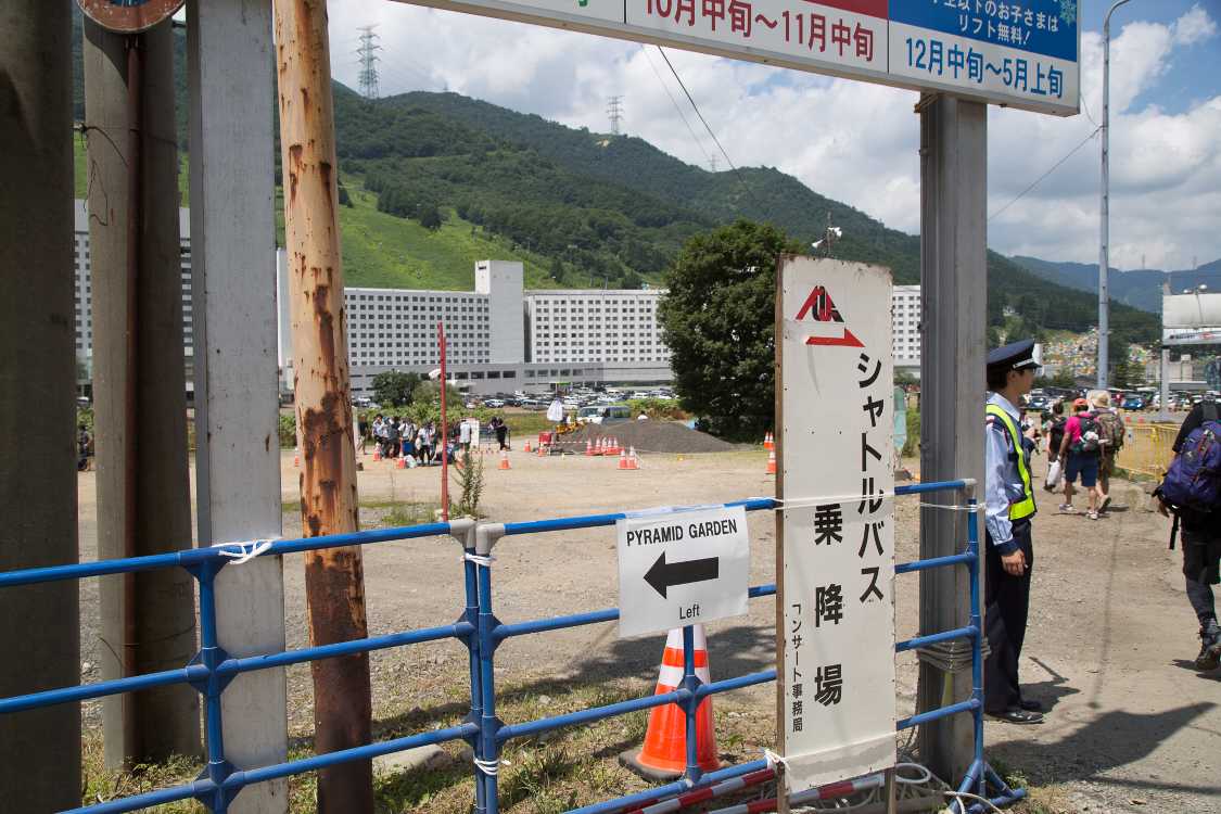 シャトルバス乗り場とピラミッドガーデンの案内。ここからフジロック会場の場外。