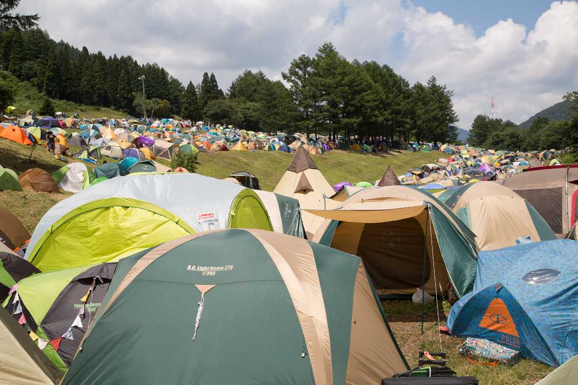 日曜の正午前のキャンプサイト。