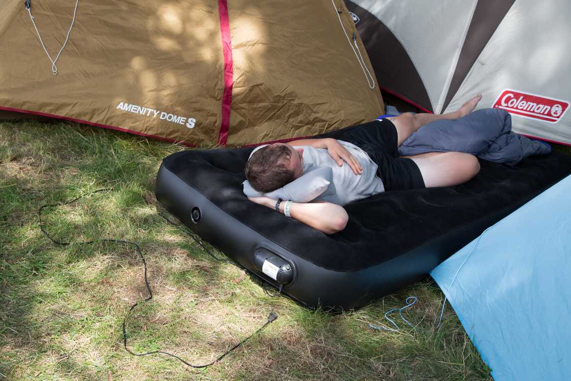 キャンプサイトでの寝床の快適性は永遠のテーマです。