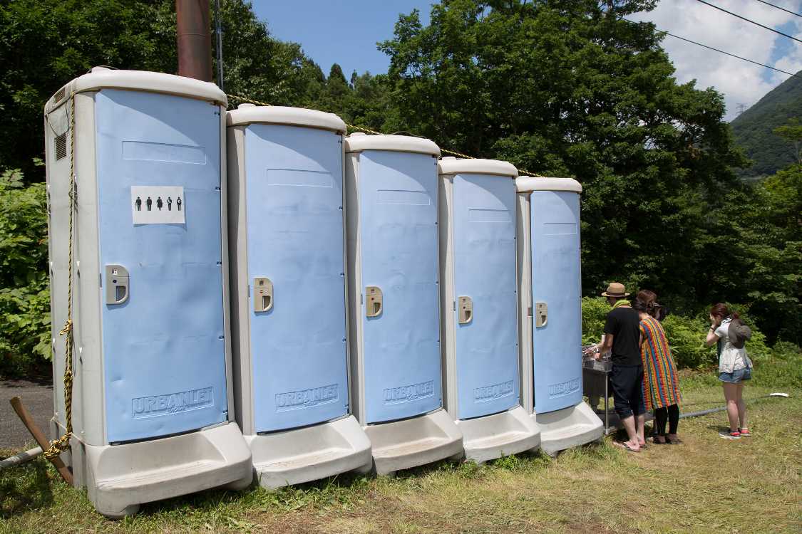 キャンプサイトの奥の方の仮設トイレ。