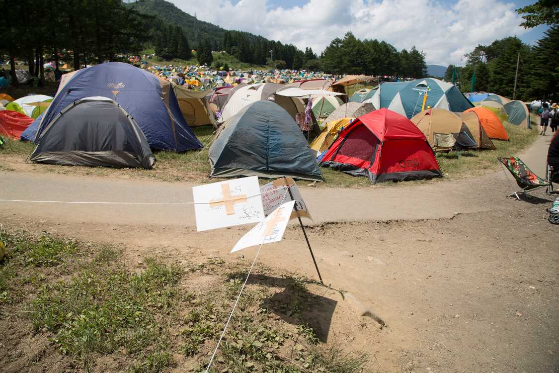 Aサイトで最もインフォメーションに近いところ。砂ぼこりでテントが土にまみれています。