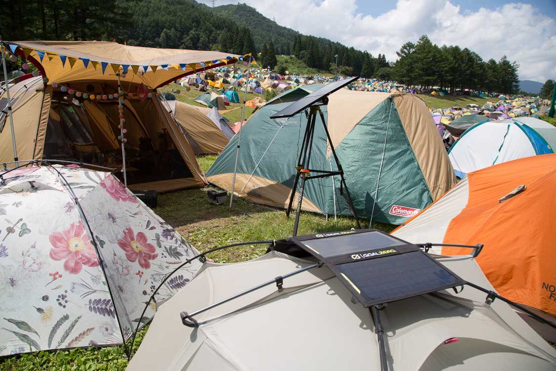 ソーラー発電。近年はキャンプサイト内で自前で電気を確保する人がいくらかいます。