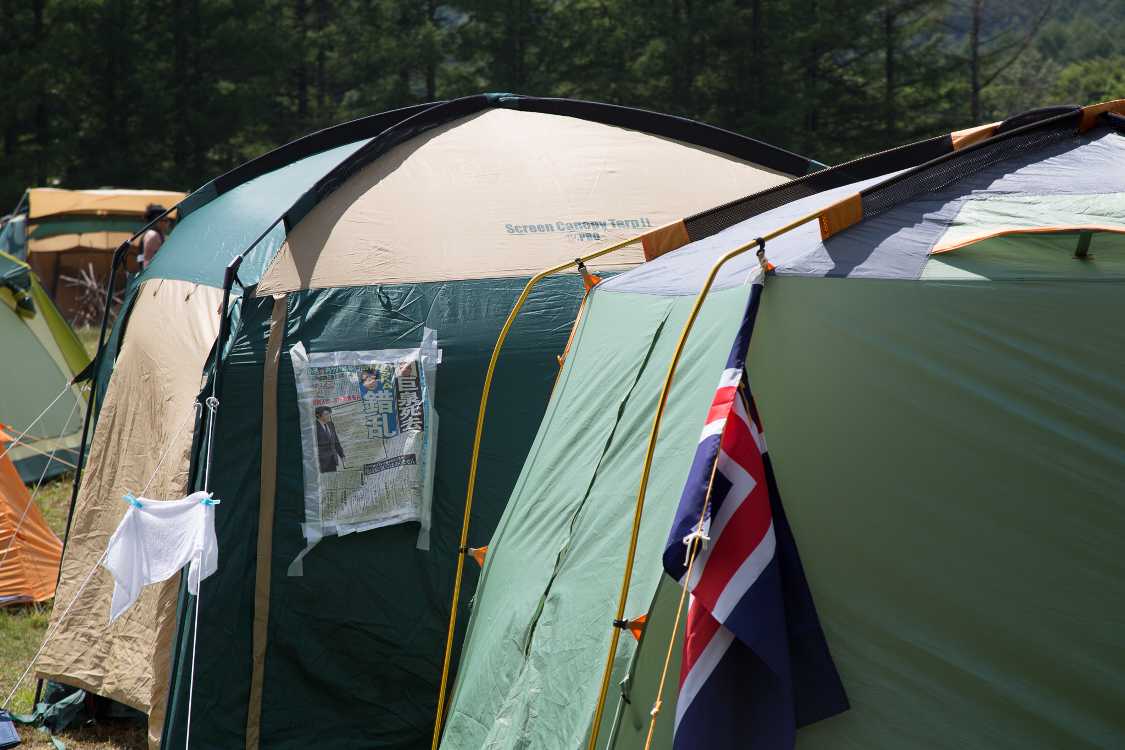 毎年見る東スポ張り紙テント。