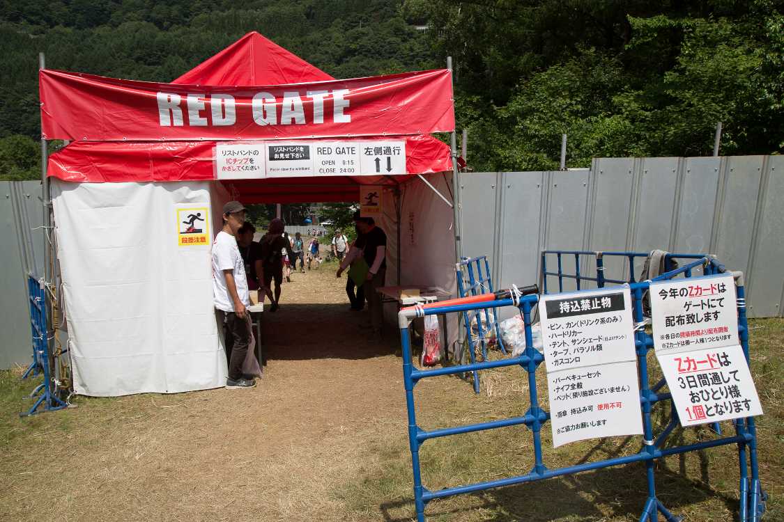 ゲートなのでリストバンドのICチップも読み取ります。