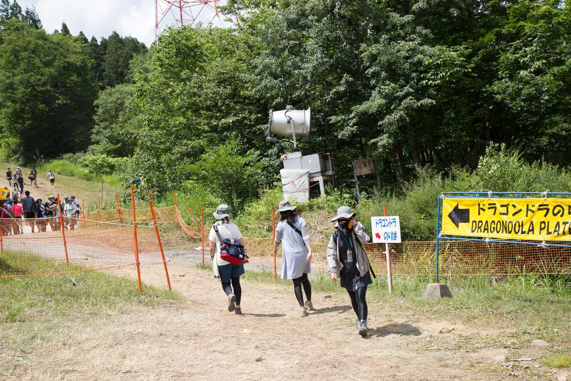 ドラゴンドラ乗り場に向かう人。