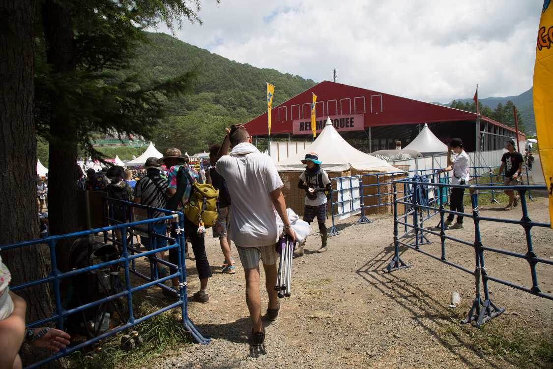 レッドマーキーに到着。レッドゲートから数分でした。