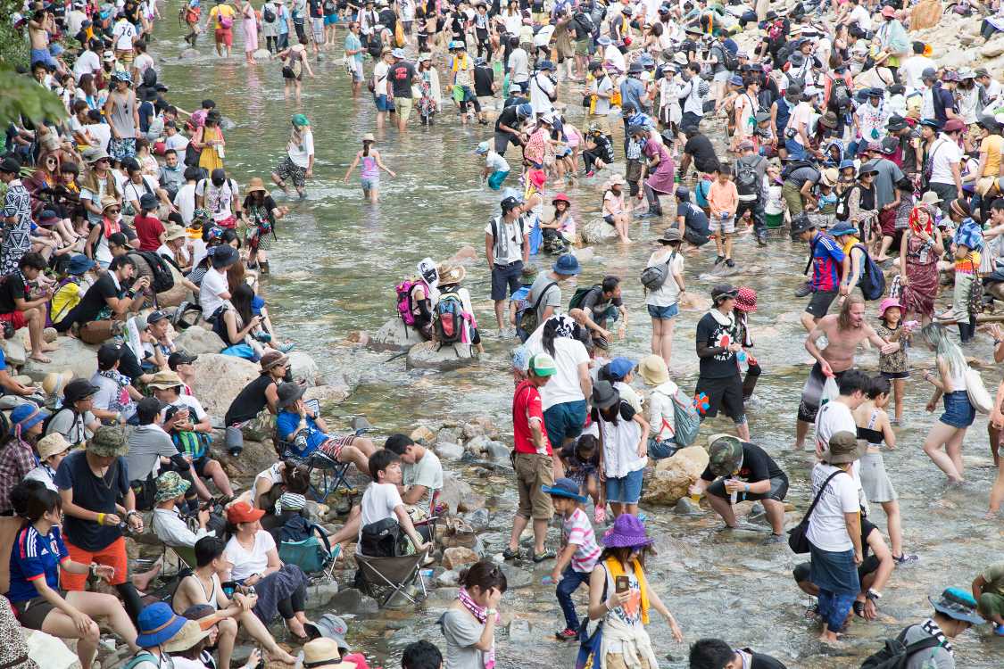 この川はキャンプサイトから入場ゲート、オアシスエリアを流れている川と同じ浅貝川です。