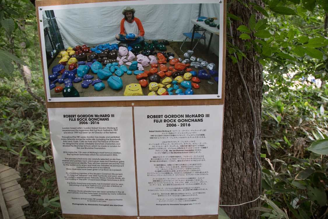 なぜ今回のタイミングなのか分かりませんが、英語と日本語で制作者の紹介をしています。