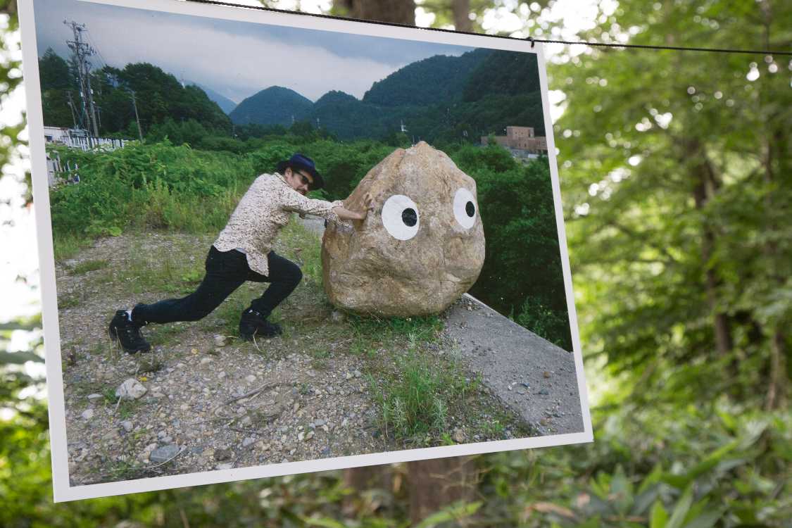 キャンプサイト前の大型の石。