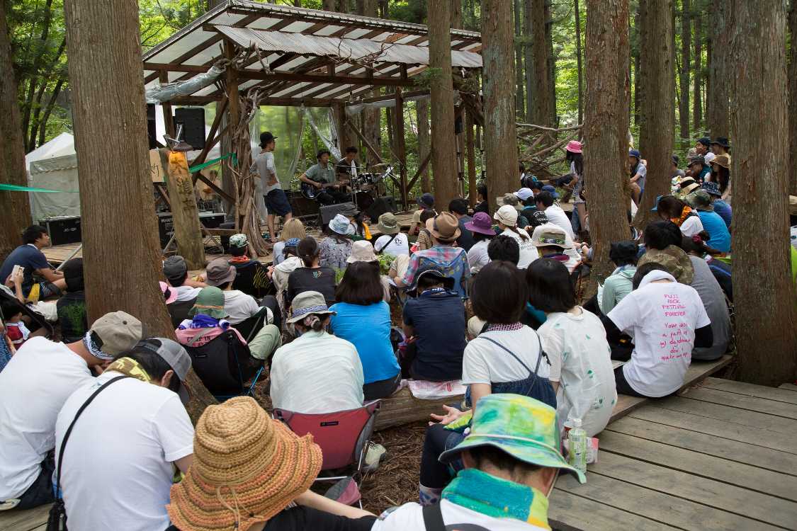 木道亭のステージ。ボードウォークを降りていすに座っている人がほとんどです。