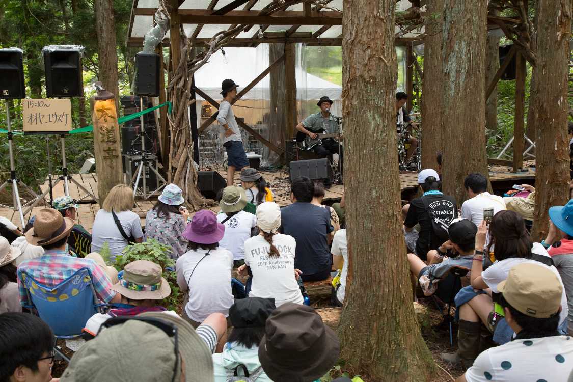 ステージ周辺は以前よりボードが増え、やや広くなっています。