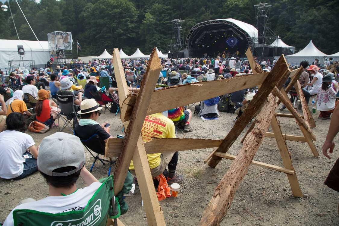 飲食物販店の通路確保のためか、バリケードのような柵が置かれていました。