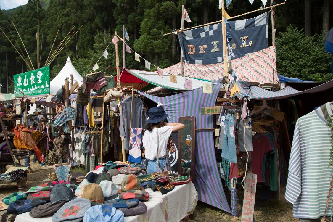 寒色系の商品が多い店。