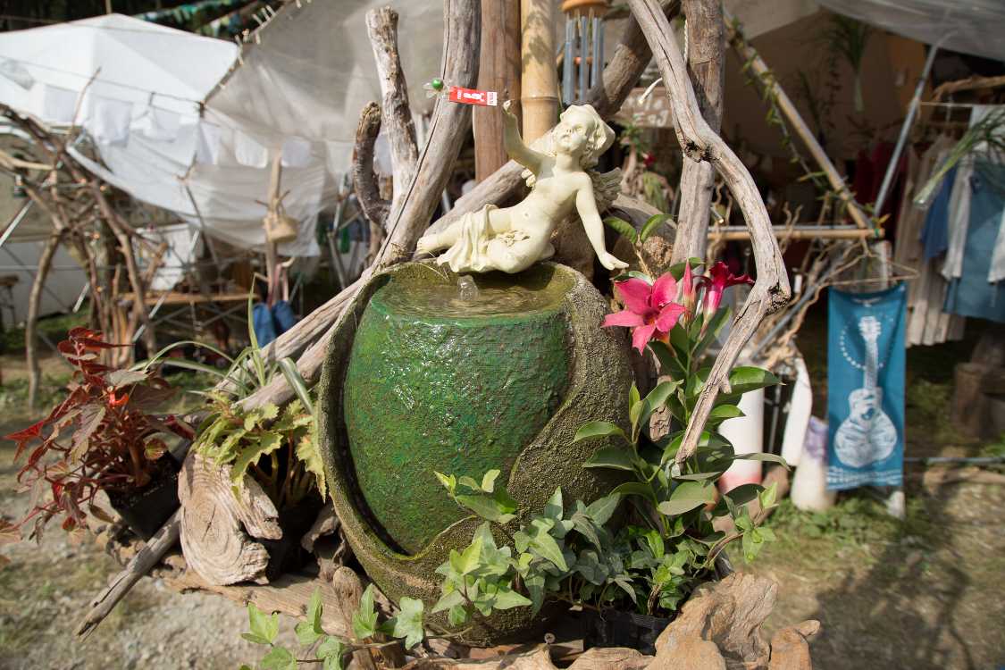 毎年おかれている瓶。水は循環供給か。