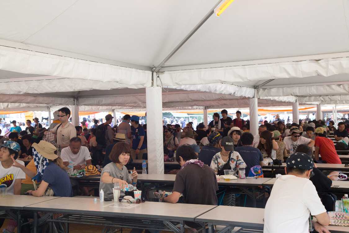 オレンジカフェのテント内テーブル。