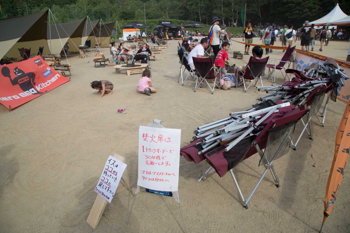 いすとテーブルが用意されていました。タープもあります。