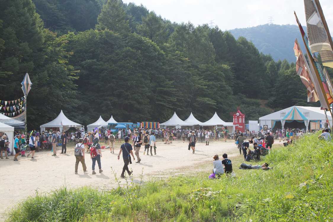 オレンジカフェの奥にあるストーンドサークル。