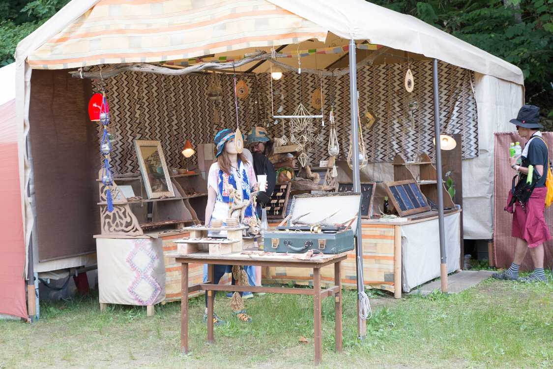 ドラムサークルの右隣の雑貨店。